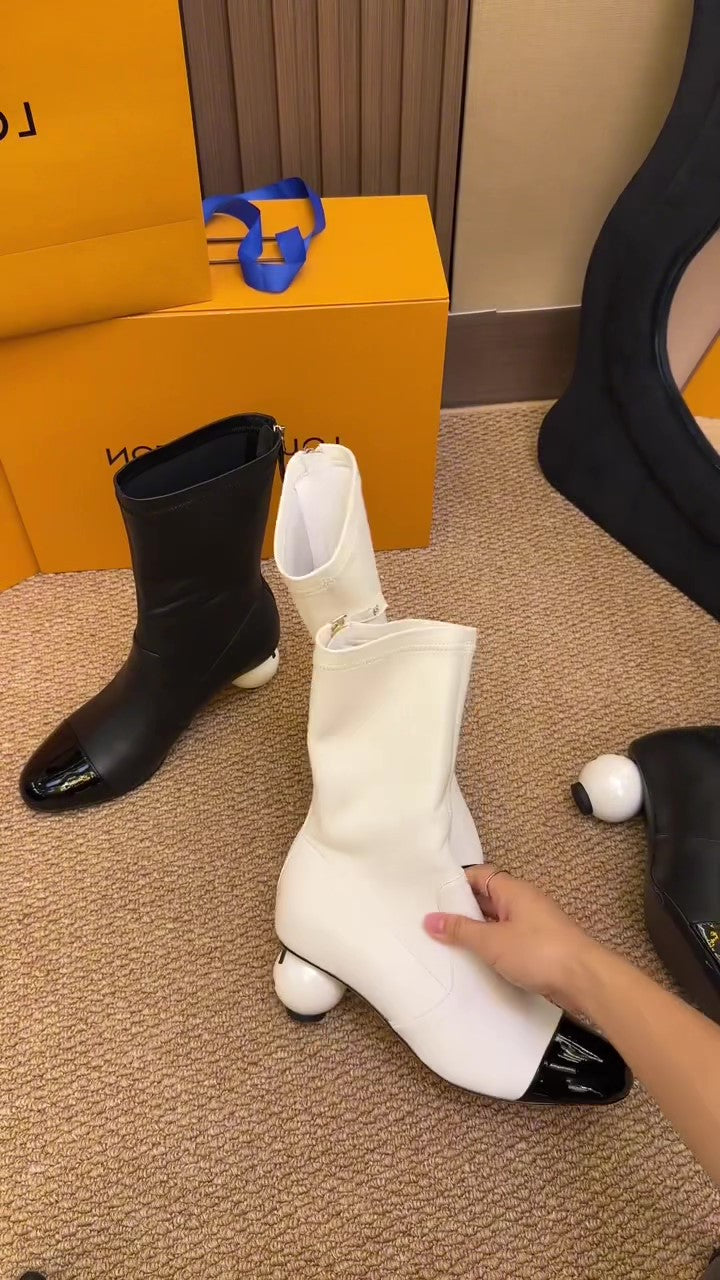 Double C Round-soled Mid-calf Boots